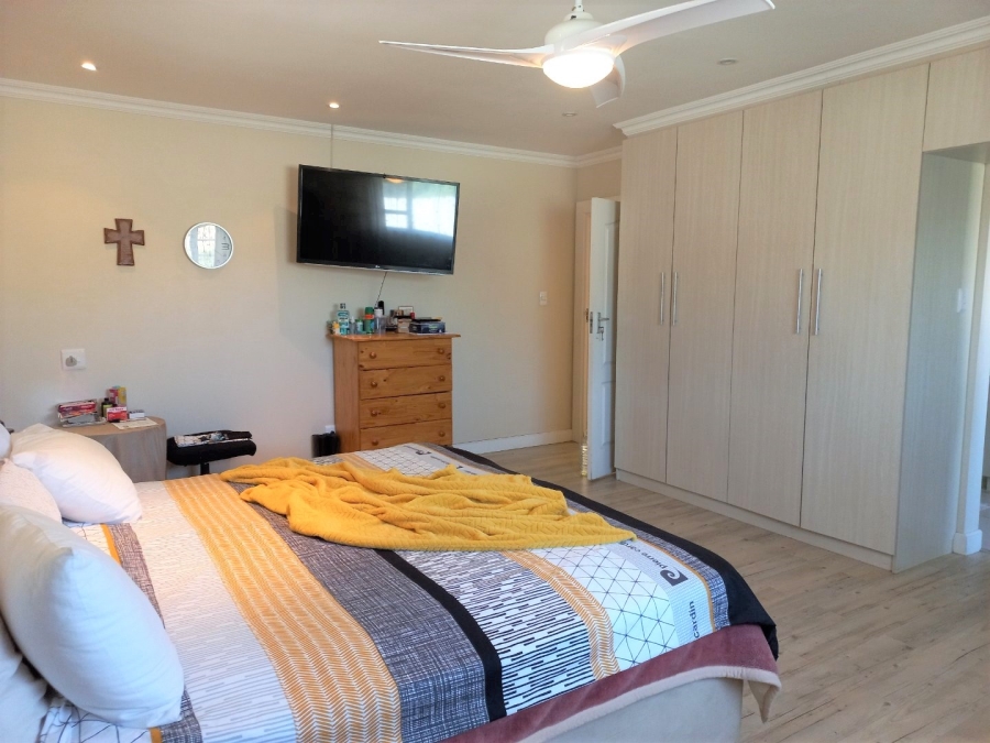 To Let 4 Bedroom Property for Rent in Kidds Beach Eastern Cape